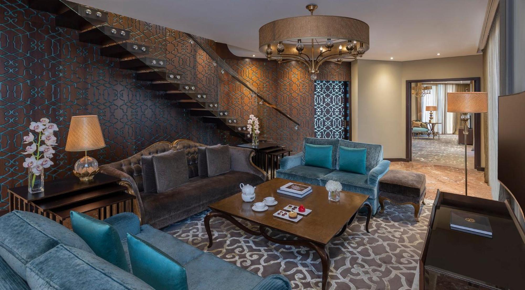 Mandarin Oriental Al Faisaliah, Riad Exterior foto A living room in a suite at the Jumeirah Emirates Towers Hotel