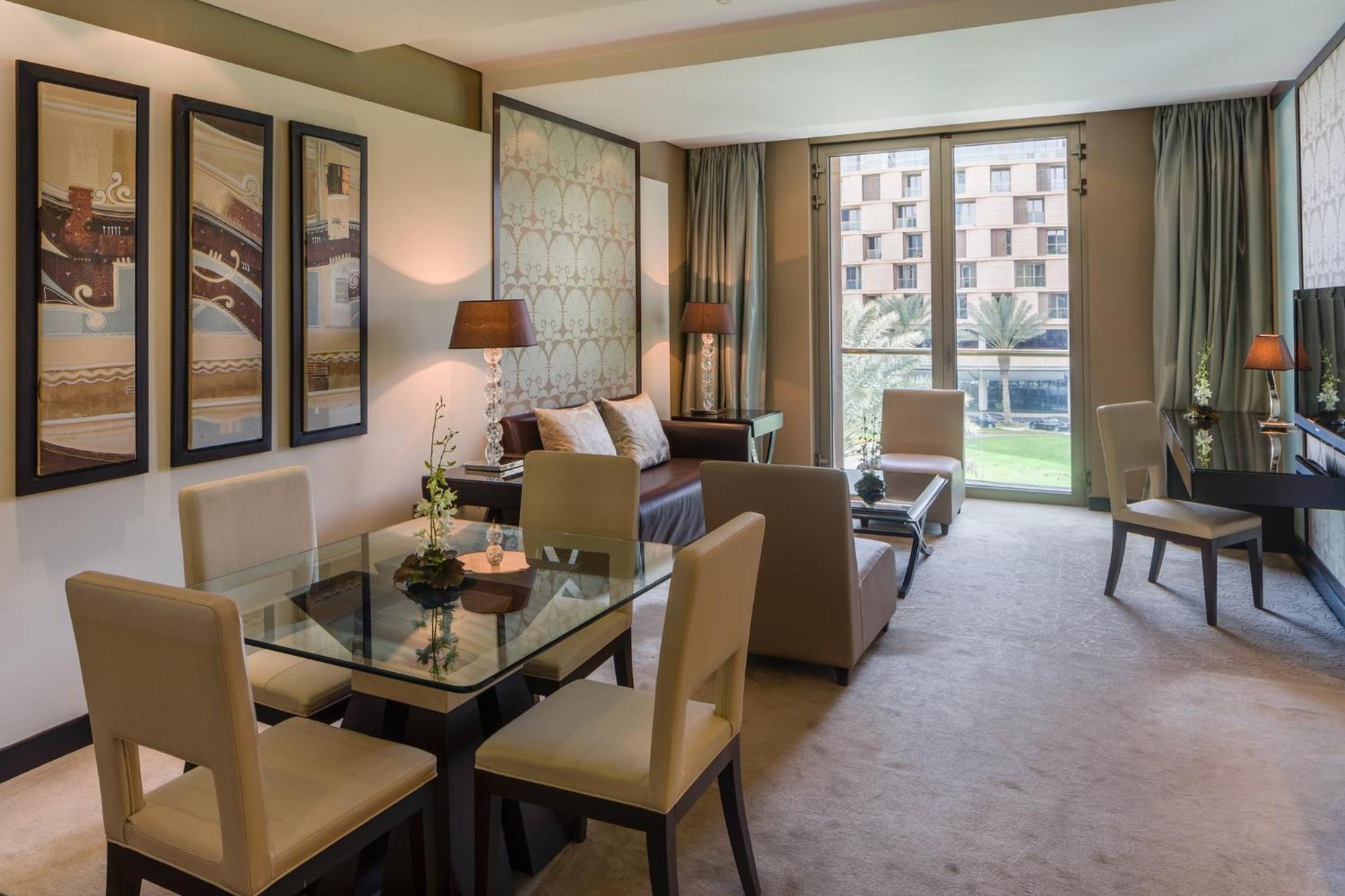 Mandarin Oriental Al Faisaliah, Riad Exterior foto A living room at the Ritz-Carlton, DIFC