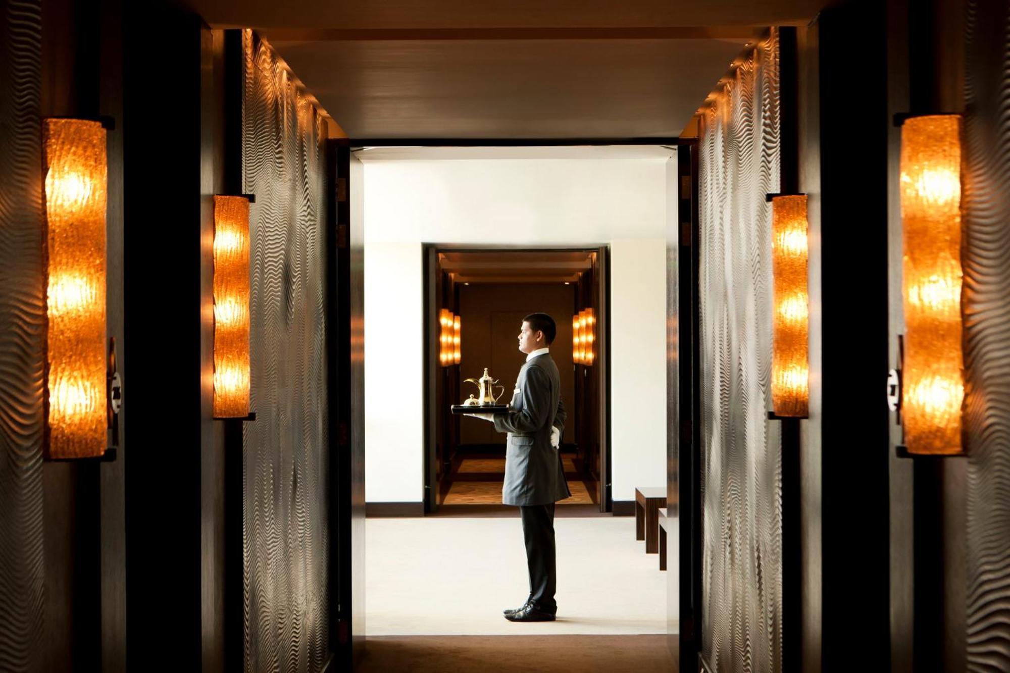 Mandarin Oriental Al Faisaliah, Riad Exterior foto A butler at the Mandarin Oriental, Hong Kong