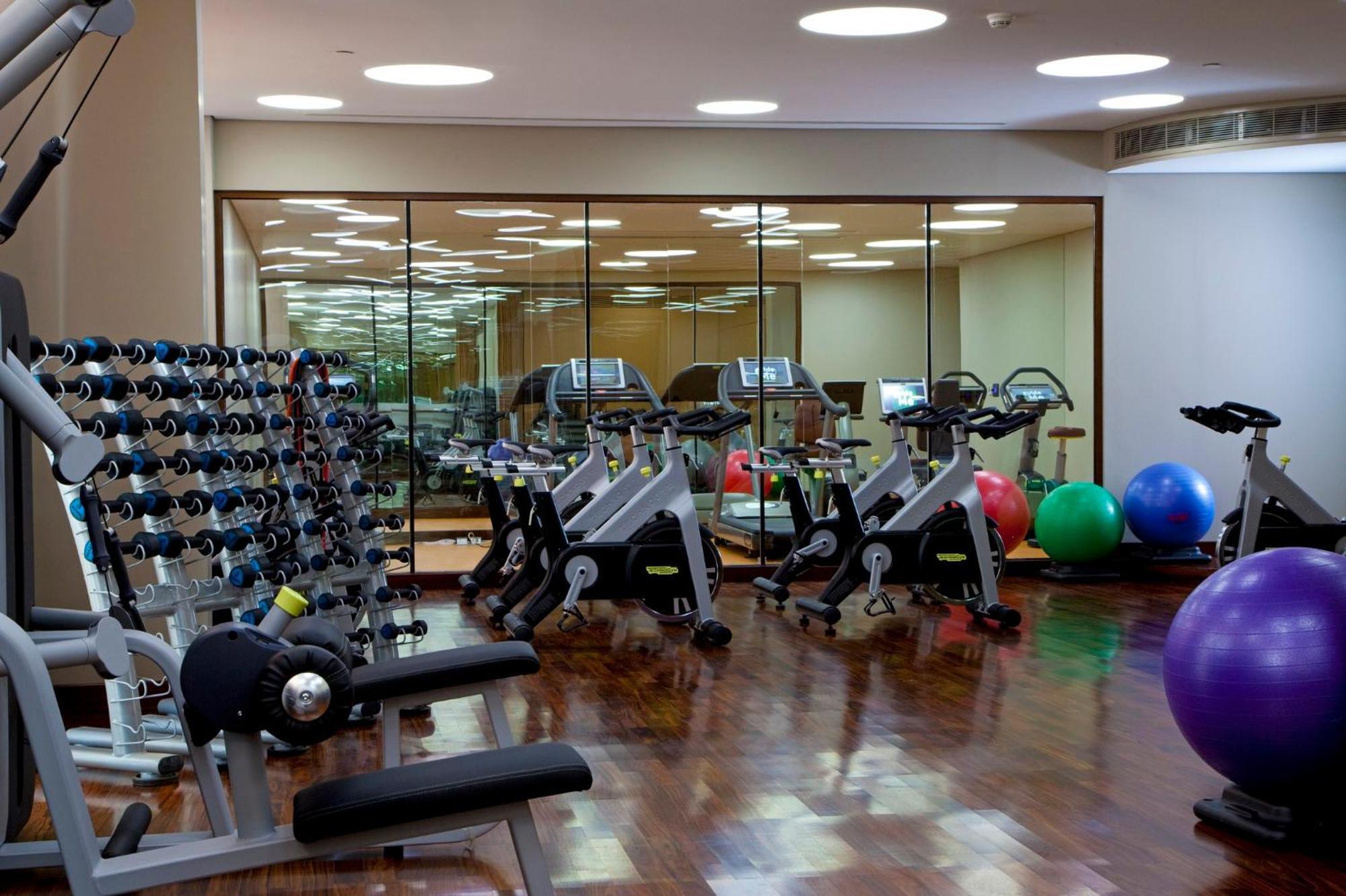 Mandarin Oriental Al Faisaliah, Riad Exterior foto The gym at the Four Seasons Hotel, London